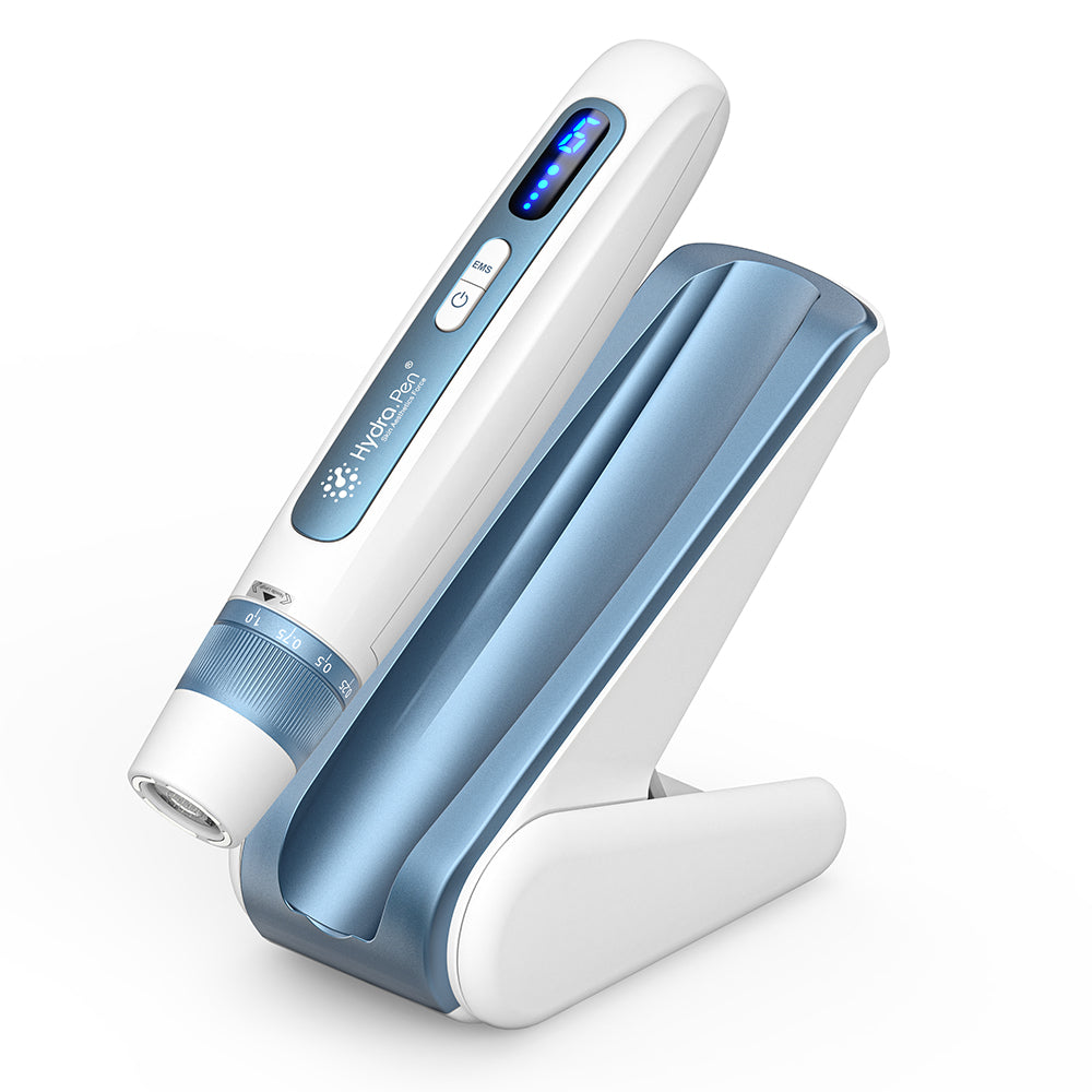 HydraPen H5 hvid og blå microneedling-pen placeret i sin opladerstation, avanceret mikronåleenhed til effektiv seruminfusion og hudforyngelse.