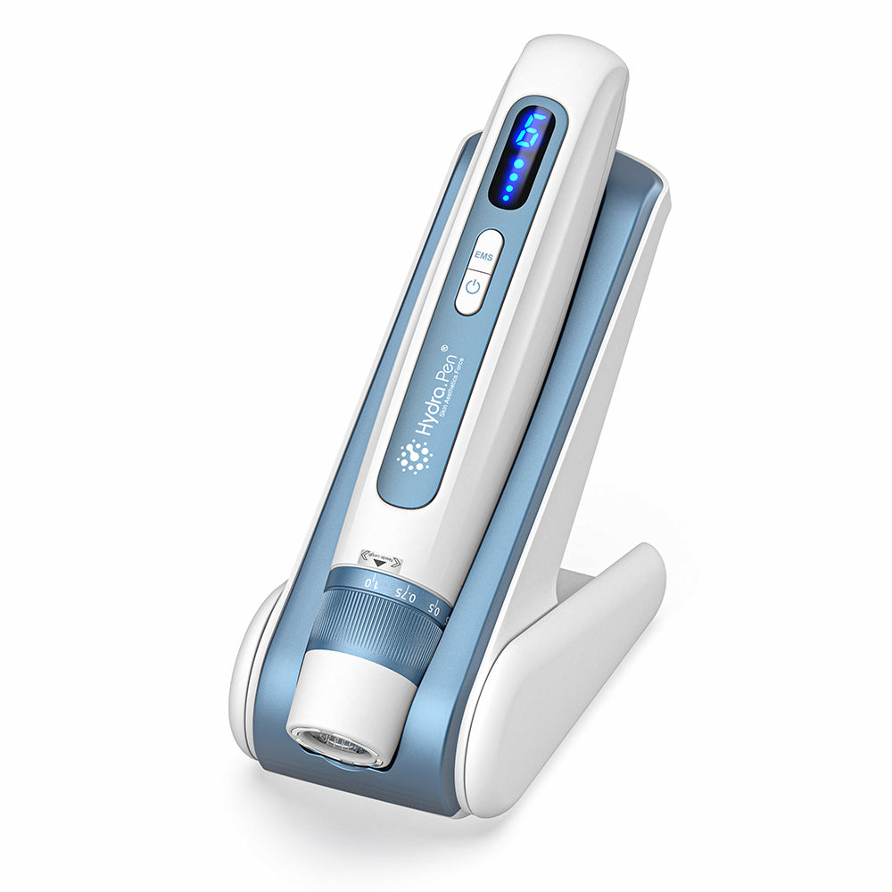 HydraPen H5 hvid og blå microneedling-pen stående i sin opladerstation, avanceret mikronåleenhed til seruminfusion og hudbehandling.