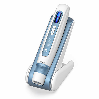 HydraPen H5 hvid og blå microneedling-pen stående i sin opladerstation, avanceret mikronåleenhed til seruminfusion og hudbehandling.
