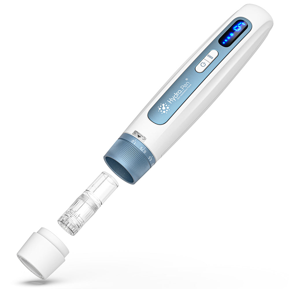 HydraPen H5 hvid og blå microneedling-pen med aftagelig nålepatron og beskyttelseshætte, viser nem montering til seruminfusion og hudbehandling.