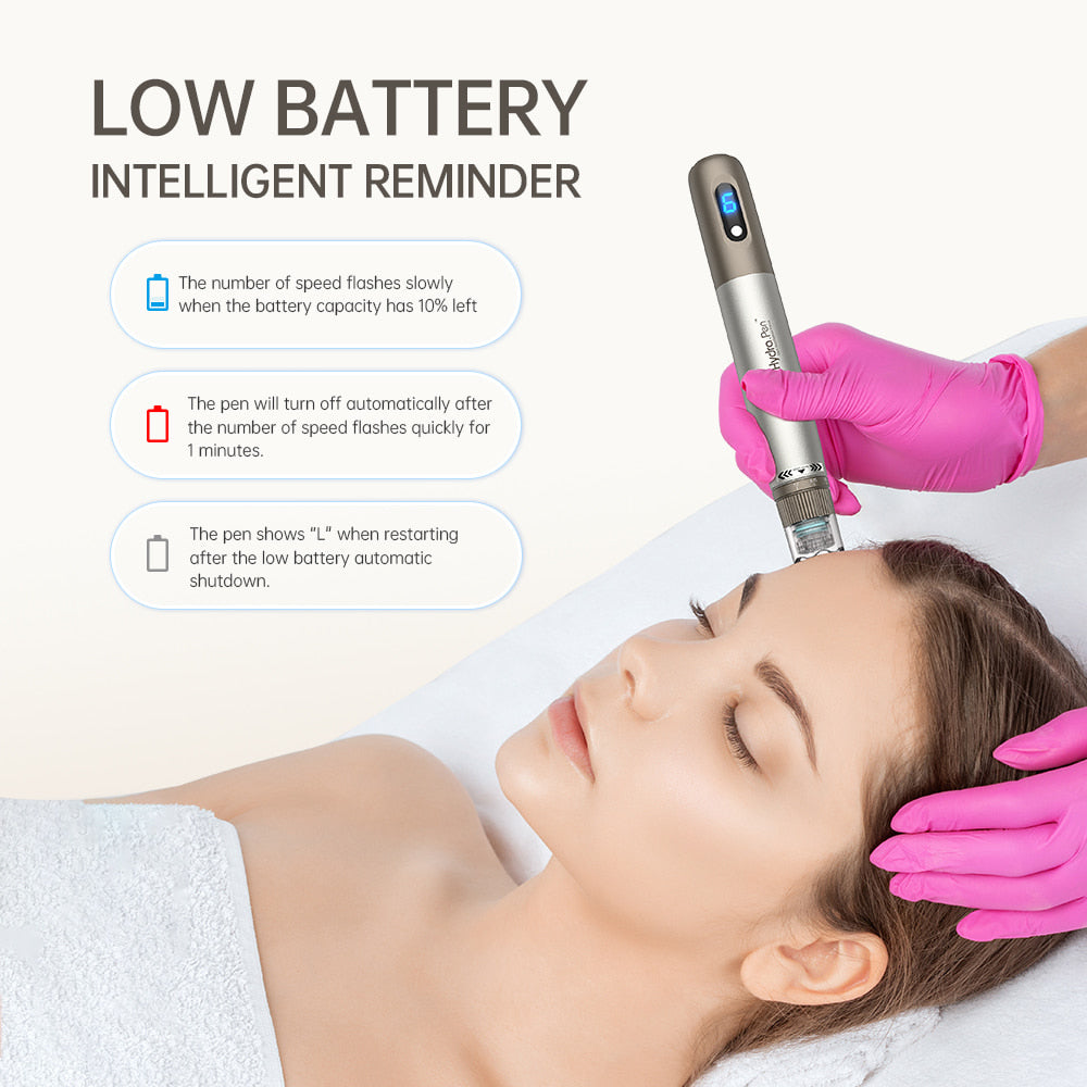HydraPen h3 microneedling-pen der viser lavt batteriniveau mens en terapeut udfører ansigtsbehandling – intelligent batteripåmindelse med automatisk slukkesystem.