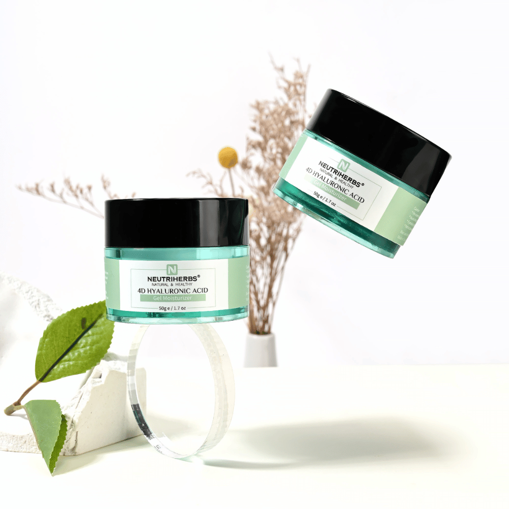 Livsstilsbillede af Neutriherbs 4D Hyaluronic Acid Gel Moisturizer 50 g. To krukker af den fugtgivende gelcreme præsenteres i et lyst og stilrent miljø med naturlige detaljer, som formidler en frisk hudplejerutine og intensiv fugt.