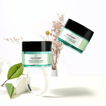 Livsstilsbillede af Neutriherbs 4D Hyaluronic Acid Gel Moisturizer 50 g. To krukker af den fugtgivende gelcreme præsenteres i et lyst og stilrent miljø med naturlige detaljer, som formidler en frisk hudplejerutine og intensiv fugt.