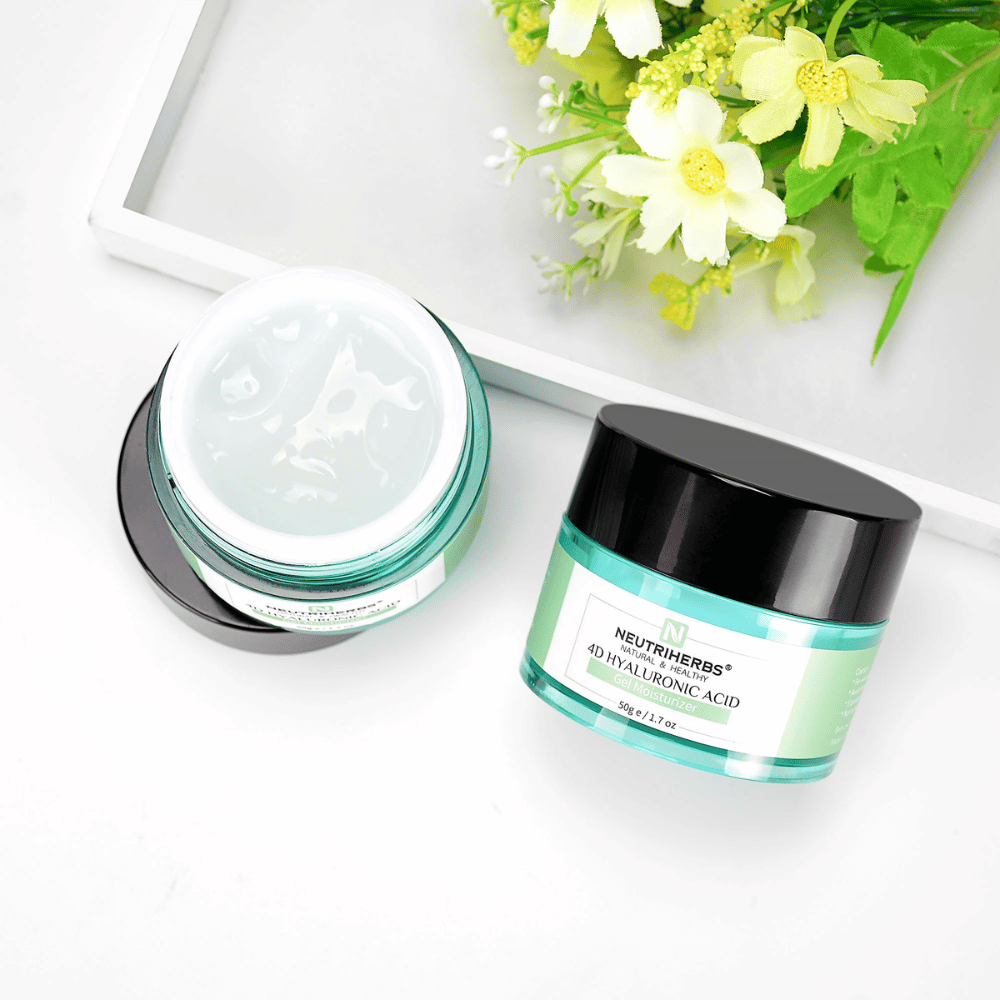 Åbnet og lukket krukke af Neutriherbs 4D Hyaluronic Acid Gel Moisturizer 50 g. Billedet viser gelcremens lette, friske konsistens, som absorberes hurtigt og giver intensiv fugt uden at føles klistret eller fedtet på huden.