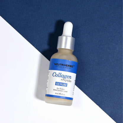 Neutriherbs Collagen + Peptides Serum 30 ml mod stilren blå og hvid baggrund. Fugtgivende ansigtsserum med peptider og kollagen, som bidrager til fastere hud, forbedret elasticitet og en glattere hudstruktur.
