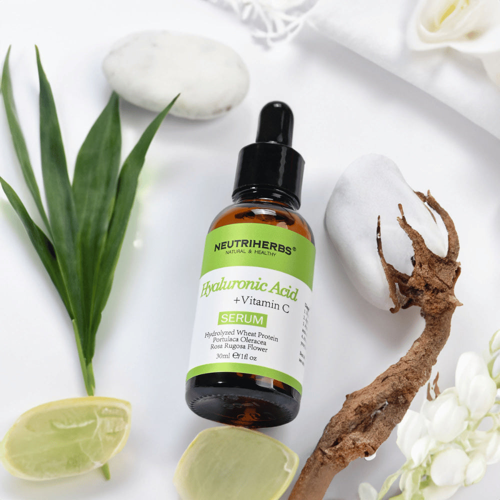 Neutriherbs Hyaluronic Acid + Vitamin C Serum 30 ml med hyaluronsyre og vitamin C. Fugtgivende ansigtsserum med naturlige ingredienser, der styrker hudbarrieren, giver glød og hjælper med at reducere fine linjer.