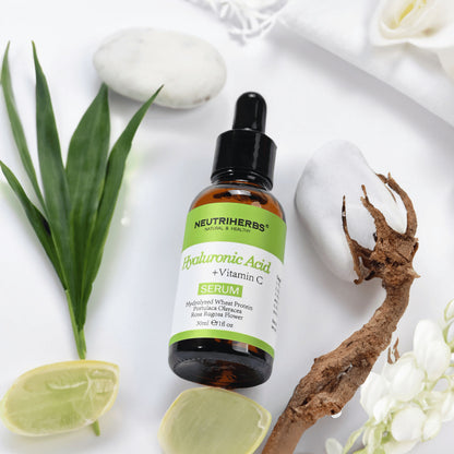 Neutriherbs Hyaluronic Acid + Vitamin C Serum 30 ml med hyaluronsyre og vitamin C. Fugtgivende ansigtsserum med naturlige ingredienser, der styrker hudbarrieren, giver glød og hjælper med at reducere fine linjer.