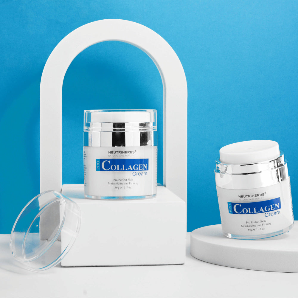 Neutriherbs Pro Collagen Cream 50 g fotograferet mod blå baggrund. To produktbilleder viser den elegante cremekrukke og den lufttætte pumpeemballage, som hjælper med at bevare produktets kvalitet og gør doseringen hygiejnisk.