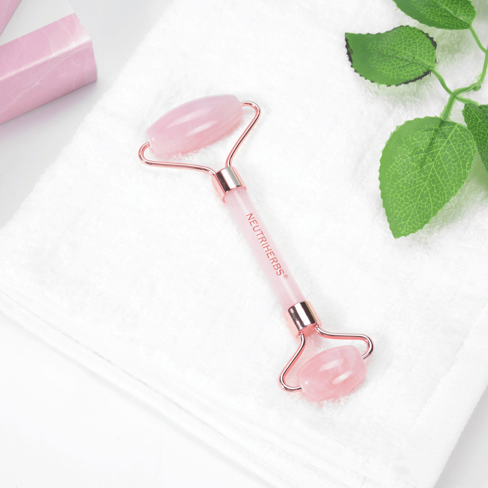 Neutriherbs Rose Quartz Face Roller i rosakvarts til skånsom ansigtsmassage og hudpleje.