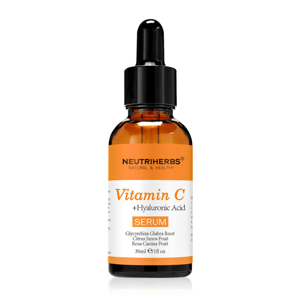 Neutriherbs Vitamin C + Hyaluronic Acid Serum 30 ml mod hvid baggrund. Ansigtsserum med C-vitamin og hyaluronsyre, som fugter huden, giver øget glød og bidrager til en mere ensartet hudtone.