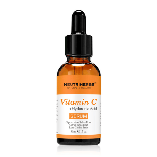 Neutriherbs Vitamin C + Hyaluronic Acid Serum 30 ml mod hvid baggrund. Ansigtsserum med C-vitamin og hyaluronsyre, som fugter huden, giver øget glød og bidrager til en mere ensartet hudtone.