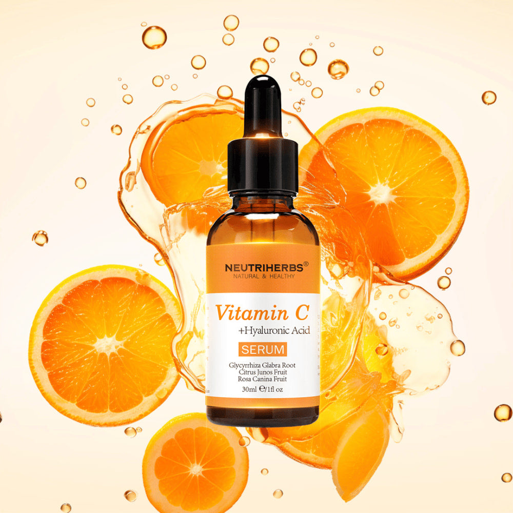 Neutriherbs Vitamin C + Hyaluronic Acid Serum 30 ml med appelsinskiver og stænk af citrusjuice. Produktbillede, som fremhæver serummets indhold af C-vitamin og hyaluronsyre til intensiv fugt, øget glød og en mere ensartet hudtone.