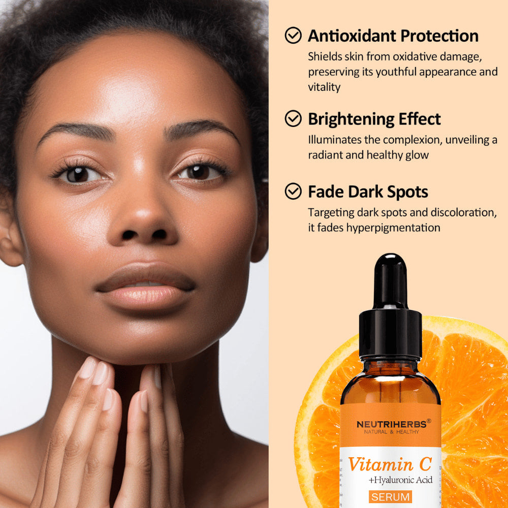 Kvinde med ensartet og strålende hud sammen med Neutriherbs Vitamin C + Hyaluronic Acid Serum 30 ml. Serum med C-vitamin og hyaluronsyre, som hjælper med at beskytte huden mod frie radikaler, give øget glød og mindske synligheden af pigmentpletter.