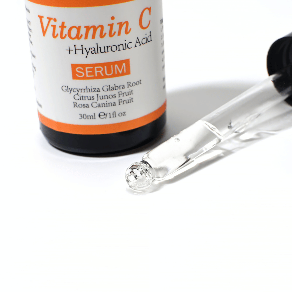 Nærbillede af pipette og flaske med Neutriherbs Vitamin C + Hyaluronic Acid Serum 30 ml. Den lette serumtekstur absorberes hurtigt og fugter huden, samtidig med at den bidrager til øget glød og en mere ensartet hudtone.