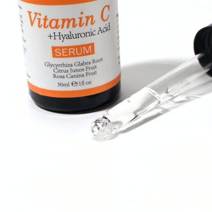 Nærbillede af pipette og flaske med Neutriherbs Vitamin C + Hyaluronic Acid Serum 30 ml. Den lette serumtekstur absorberes hurtigt og fugter huden, samtidig med at den bidrager til øget glød og en mere ensartet hudtone.